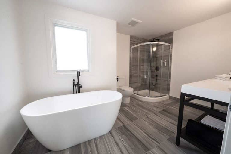 Bathroom 4, Motel Chelsea, Les Collines-de-l'Outaouais