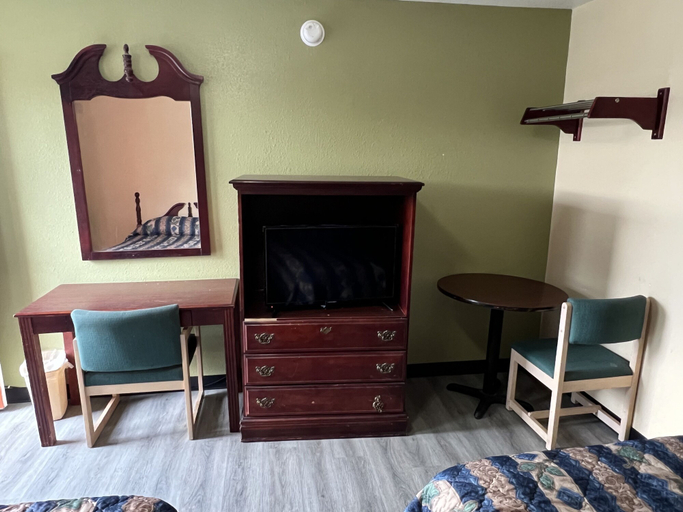 Others 5, Country Inn-Giddings, Lee