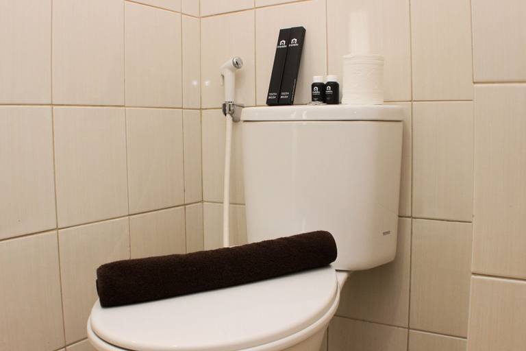 Bathroom 2, Cozy Living Studio At Urbantown Apartment Karawang, Karawang