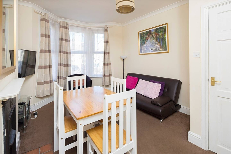 Others 5, Welcoming Flat, Medway