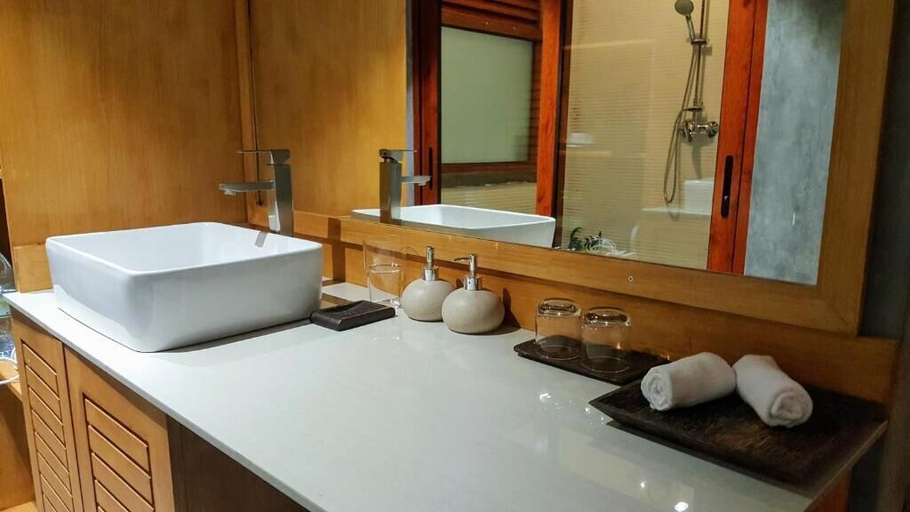 Bathroom 4, Nolhi Escape