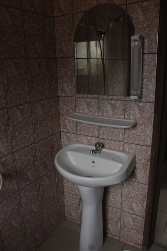 Bathroom 3, Gold Court Appartements Meublés, Mfoundi