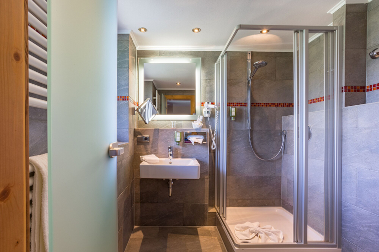 Bathroom 5, Alpenhotel Oberstdorf – ein Rovell Hotel, Oberallgäu