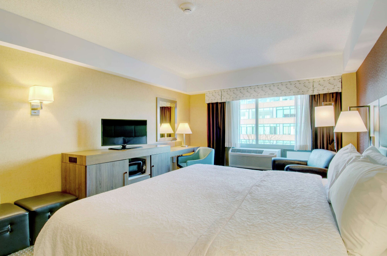 Bedroom 4, Hampton Inn & Suites Boston Crosstown Center, Boston