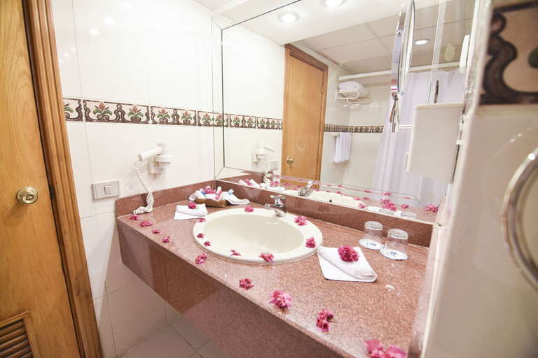 Bathroom 4, MG Alexander The Great, Marsa 'Alam