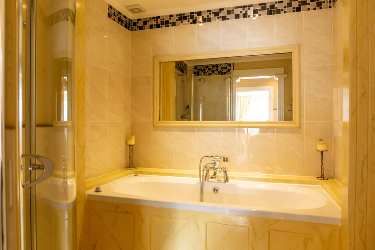 Bathroom 3, The Lodge on the Loch by OYO, Highland