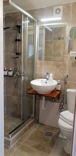 Bathroom 4, Male stepenice, Belgrade