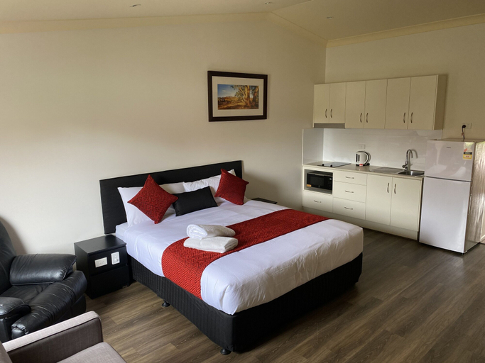 Bedroom 3, Emerald Explorers Inn, Emerald