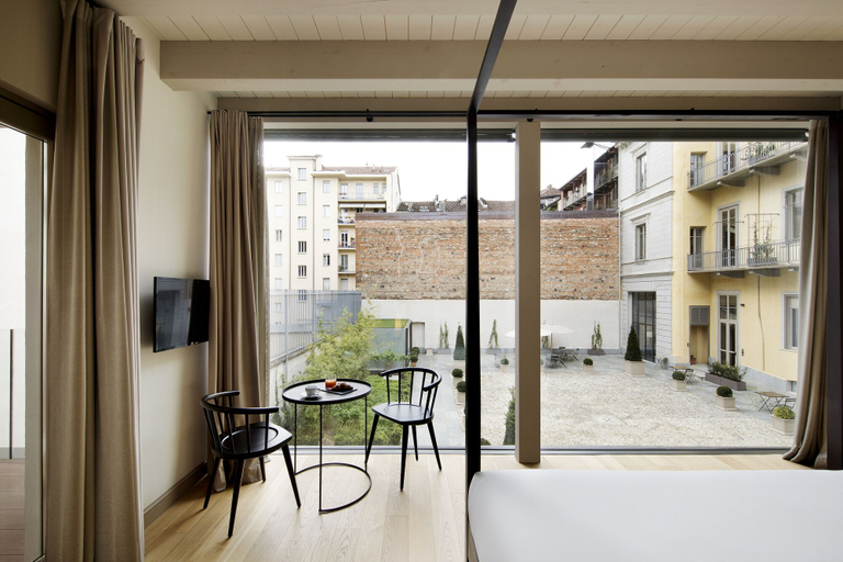 Exterior & Views 8