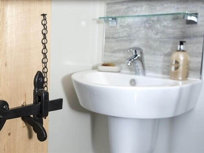 Bathroom 3, Linton Court Coach House, North Yorkshire