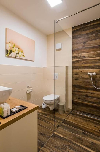 Bathroom 5, Kistücsök Food & Room, Balatonföldvári