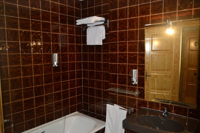 Bathroom 3, Hotel el Tratado, Valladolid