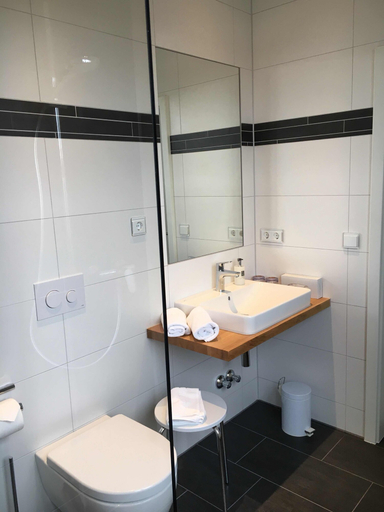 Bathroom 5, Hotel Löwen Garni - B&B, Ortenaukreis