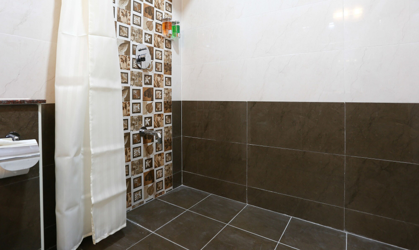 Bathroom 4, Treebo Premium Askhaya Mahal Inn, Mysore