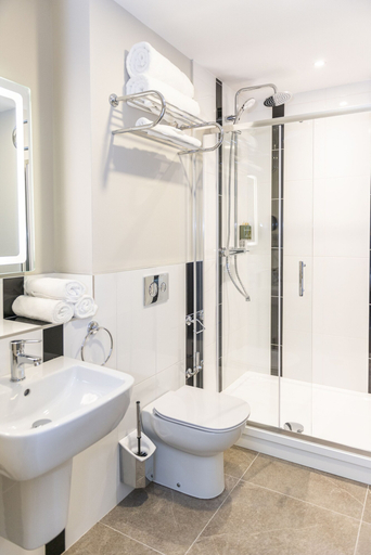 Bathroom 4, Crown Quarter