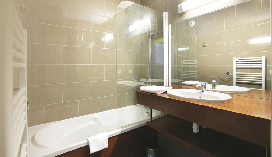 Bathroom 3, Apart-Hôtel Le Pic de l'Ours, Pyrénées-Orientales