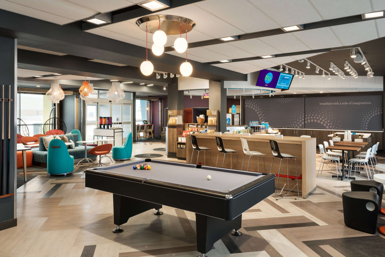 Food & Drinks 4, Tru by Hilton Cedar Rapids Westdale, Linn