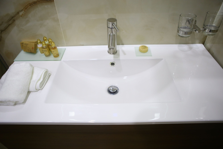 Bathroom 5, Hotel Colombo, Beratit