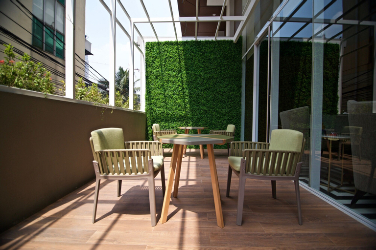 Exterior & Views 21