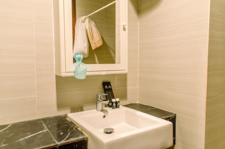 Bathroom 4, Comfort and Simply Studio at West Vista Apartment, Jakarta Barat