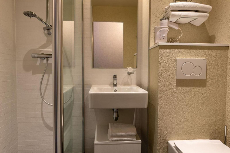 Bathroom 5, The Originals City, Hôtel Acropole, Bernay, Eure