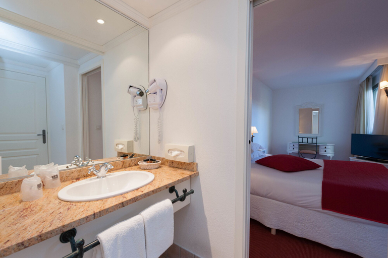 Bathroom 5, Avignon Grand Hotel, Vaucluse