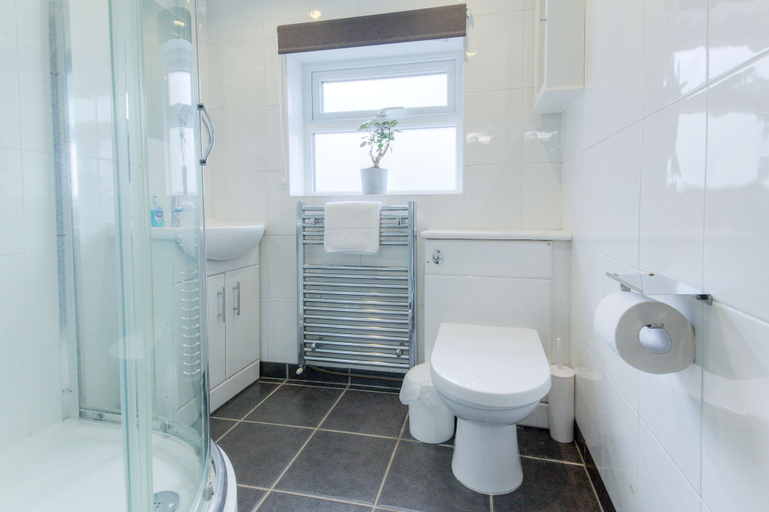 Bathroom 3, Remaotel Seafield Court Apartments, Norfolk