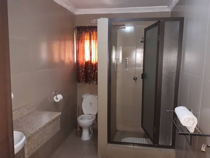 Bathroom 3, Samfred Garden, Chingola