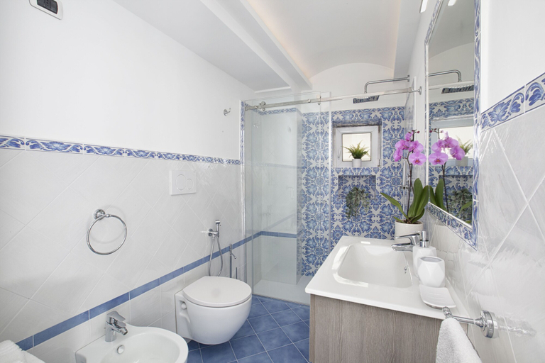 Bathroom 2, Casa Darly, Salerno