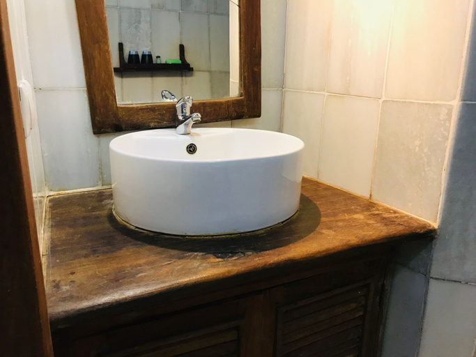 Bathroom 3, Cafe Central, Mossuril