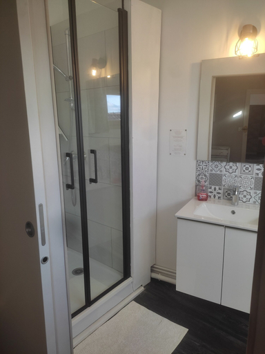 Bathroom 5, Les Angelots, Gers