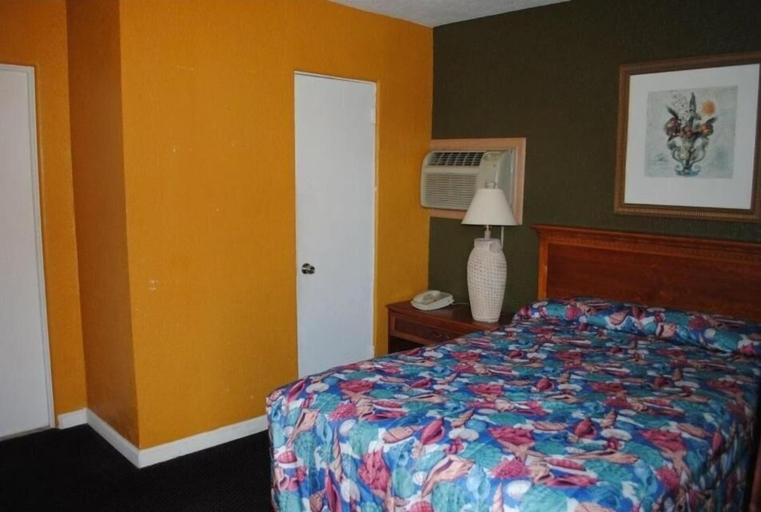 Bedroom 5, Atlantic Economy Inn, Volusia