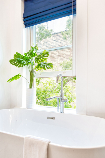 Bathroom 5, Hudson Whaler, Columbia
