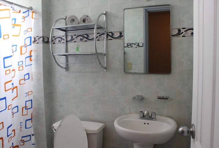 Bathroom 5, Hotel Caribe, Panamá