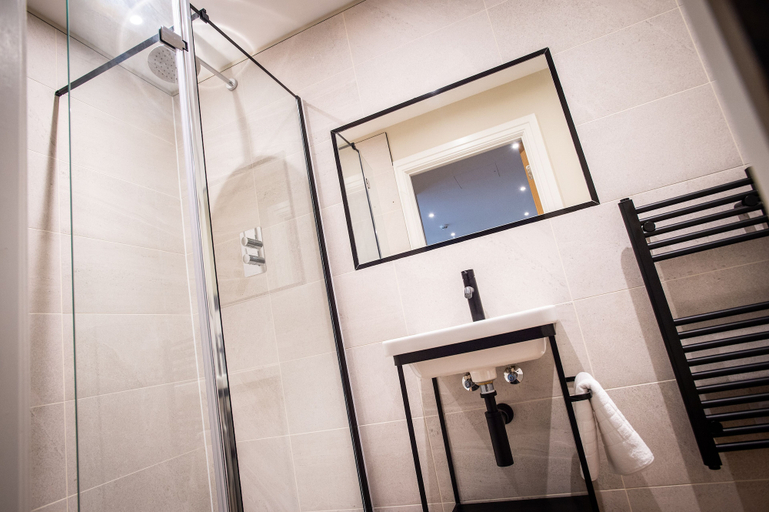 Bathroom 3, The Gresham Aparthotel, Leicester