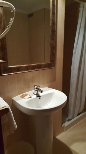 Bathroom 5, Hotel Angelito, Pontevedra