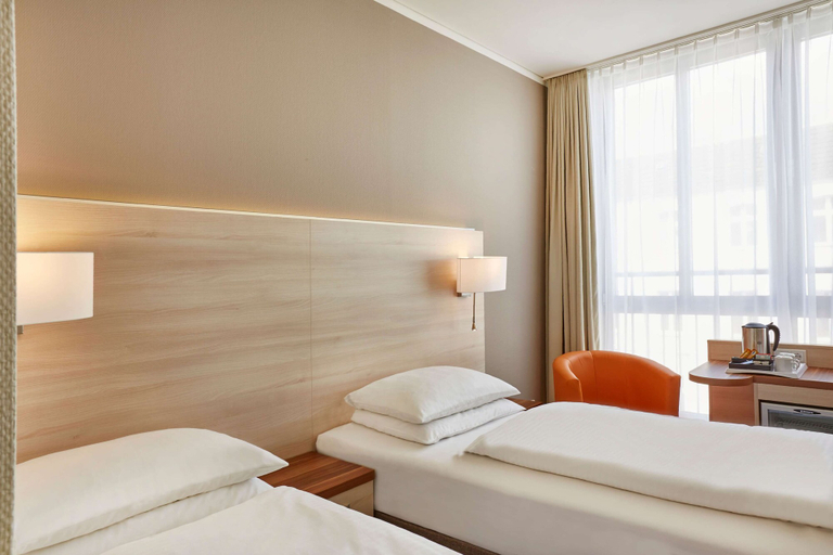 Bedroom 2, H+ Hotel Berlin Mitte, Berlin