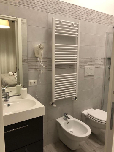 Bathroom 3, La Maison, Bari
