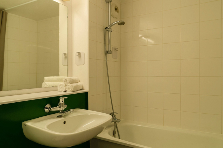 Bathroom 3, Brit Hotel Morlaix, Finistère