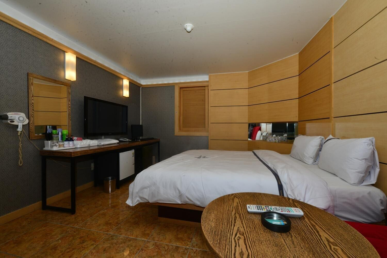 Bedroom 5, Yellow, Buk