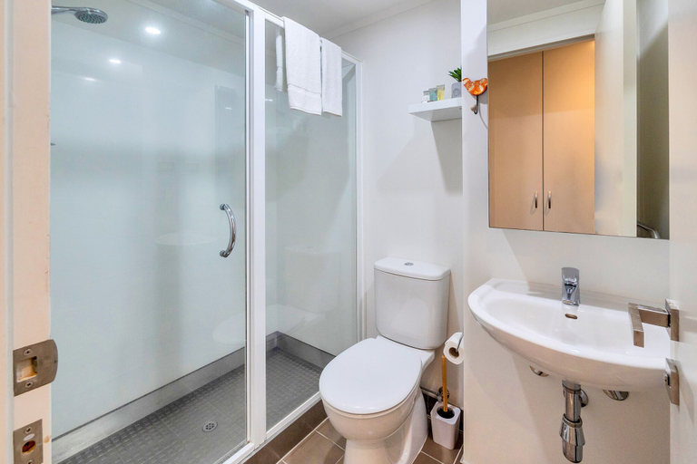 Bathroom 4, Chic 3 Bedroom City Central with Parking, Waitakere