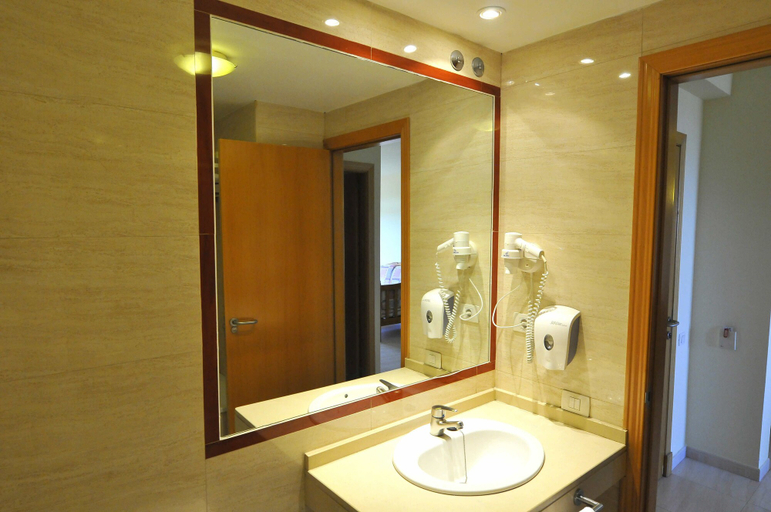 Bathroom 5, Hotel Las Olas, Santa Cruz de Tenerife