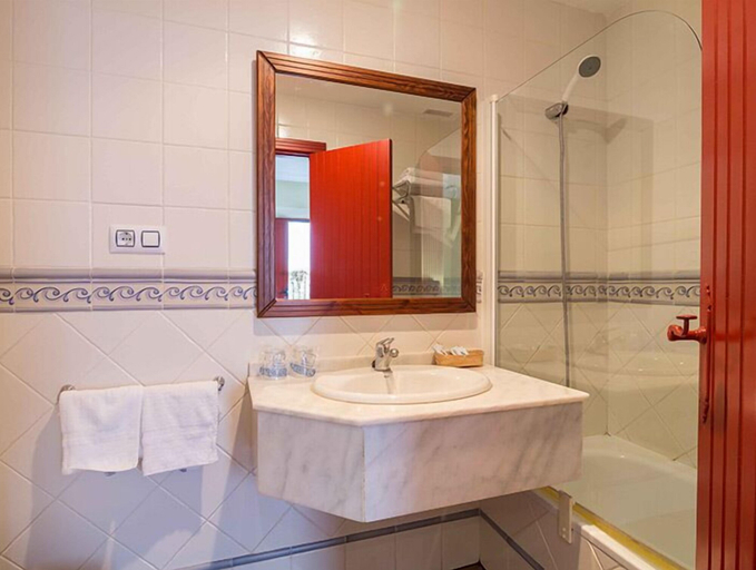 Bathroom 3, Hotel Plaza Grande, Badajoz