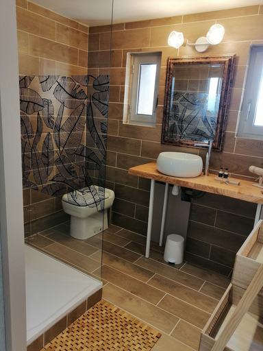 Bathroom 5, Lapausedegout, Lot