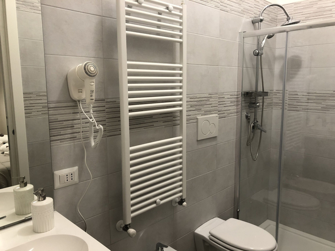 Bathroom 5, La Maison, Bari