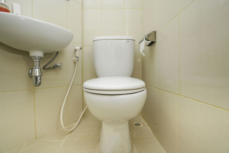 Bathroom, Capital O 91962 Pavilion Permata Surabaya, Surabaya