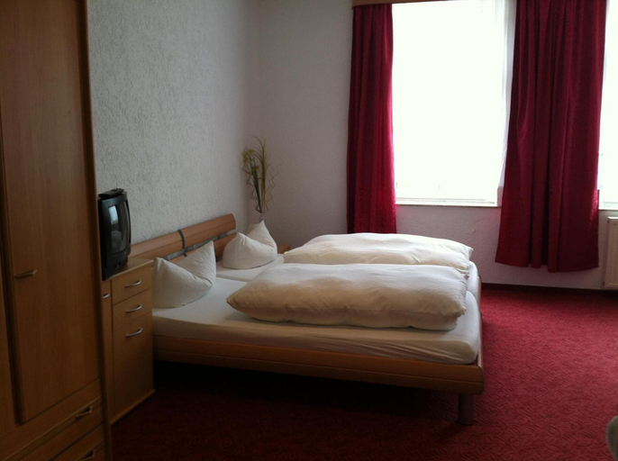 Bedroom 2, Hotel Zum Goldenen Löwen, Saalekreis
