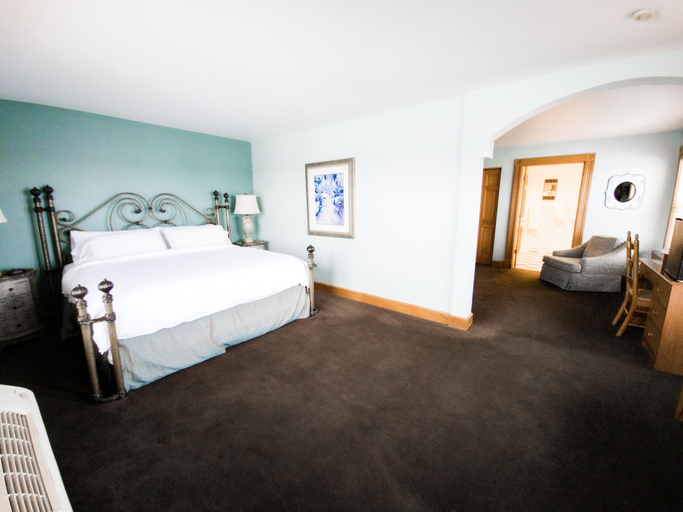 Bedroom 4, Nuks Executive Suites, Brown