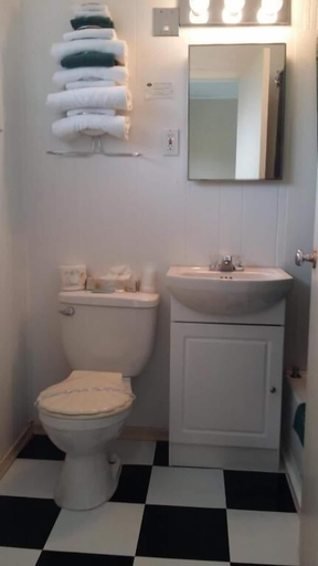 Bathroom 4, Apple Tree Inn, East Kootenay