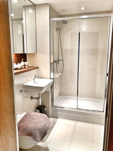 Bathroom 4, Elegant Apartment in The Wharf, Medway